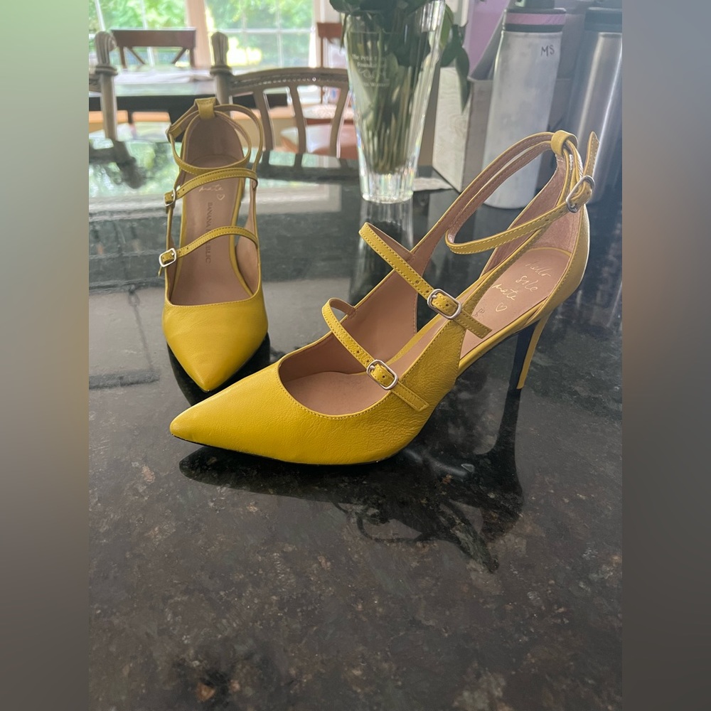 Banana Republic Heals Size 10 Never Worn